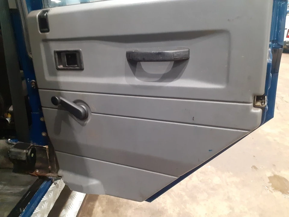 2002 Land Rover Defender 110 - Image 16 of 30
