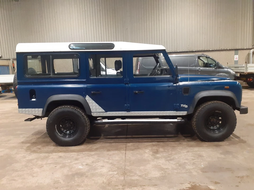 2002 Land Rover Defender 110 - Image 9 of 30