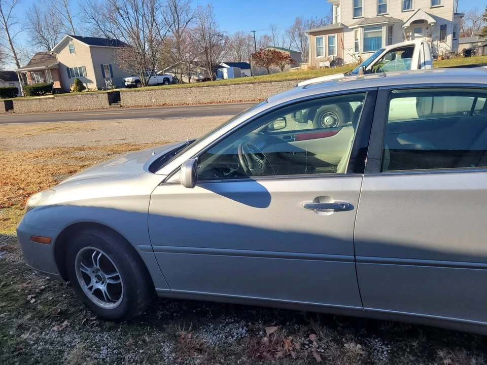 2002 Lexus ES 4th Gen - Image 2 of 10