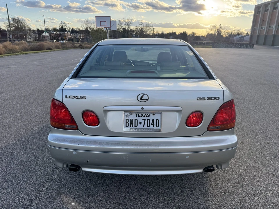 2002 Lexus GS 2nd Gen - Image 24 of 31
