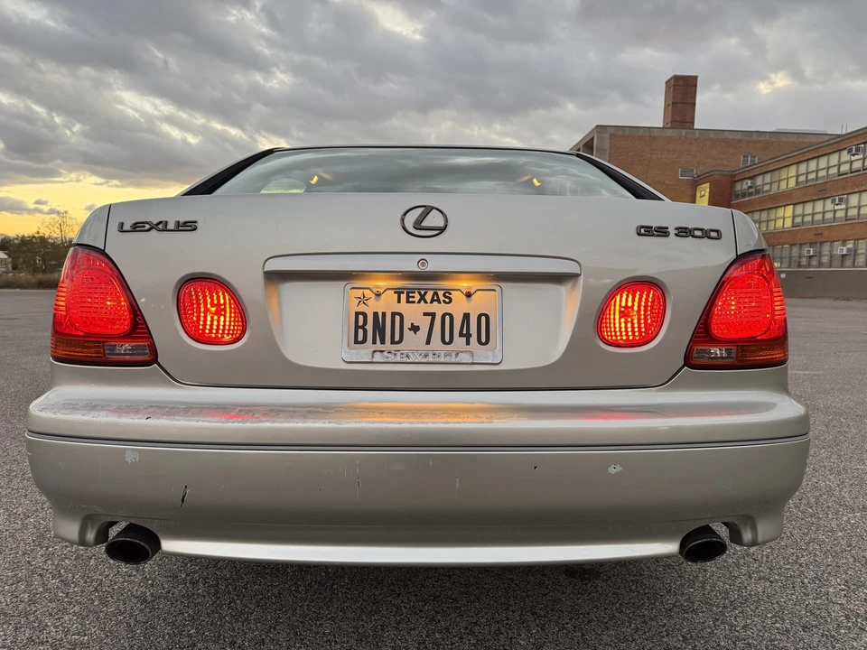 2002 Lexus GS 2nd Gen - Image 26 of 31