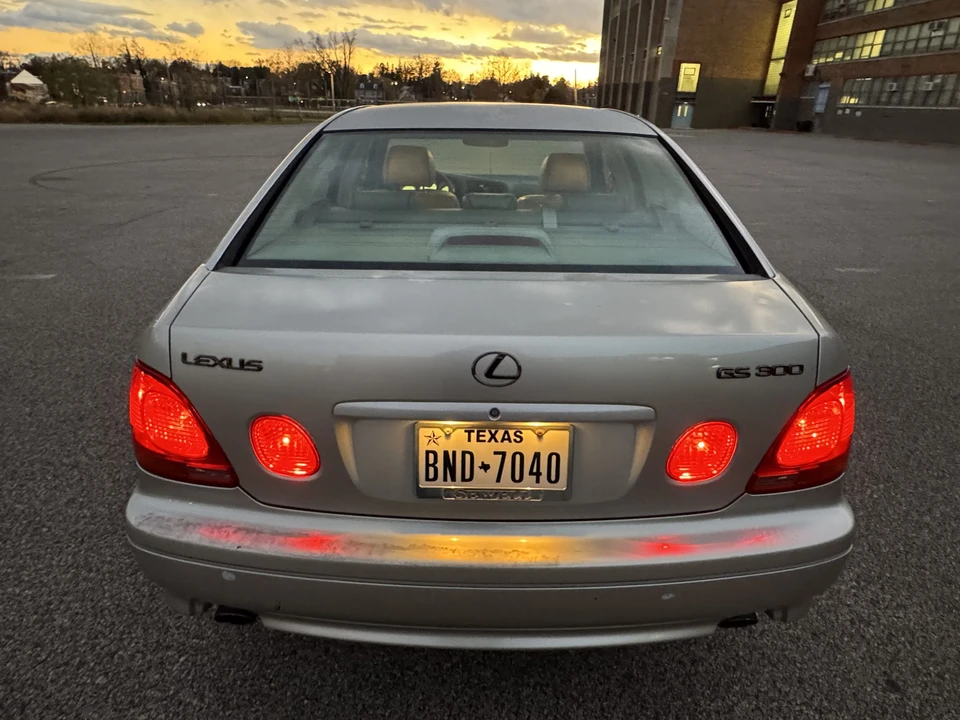2002 Lexus GS 2nd Gen - Image 25 of 31