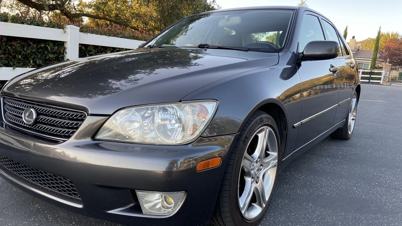 2002 Lexus IS 1st Gen - Image 10 of 11