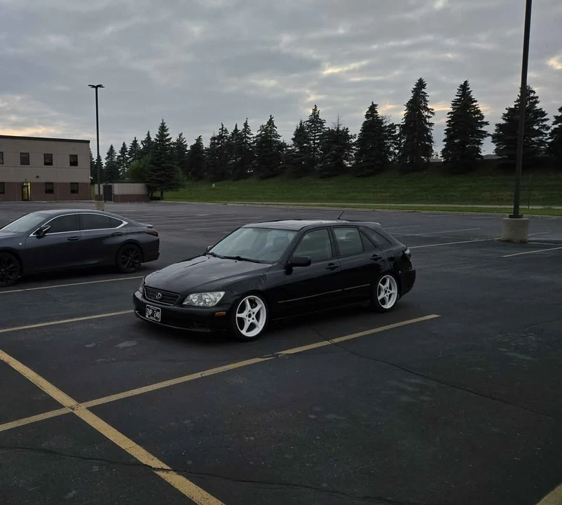 2002 Lexus IS 1st Gen - Image 3 of 4