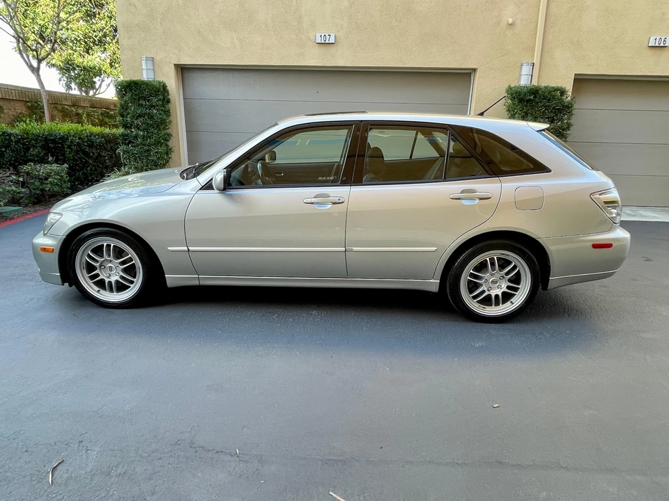 2002 Lexus IS 1st Gen - Image 10 of 31