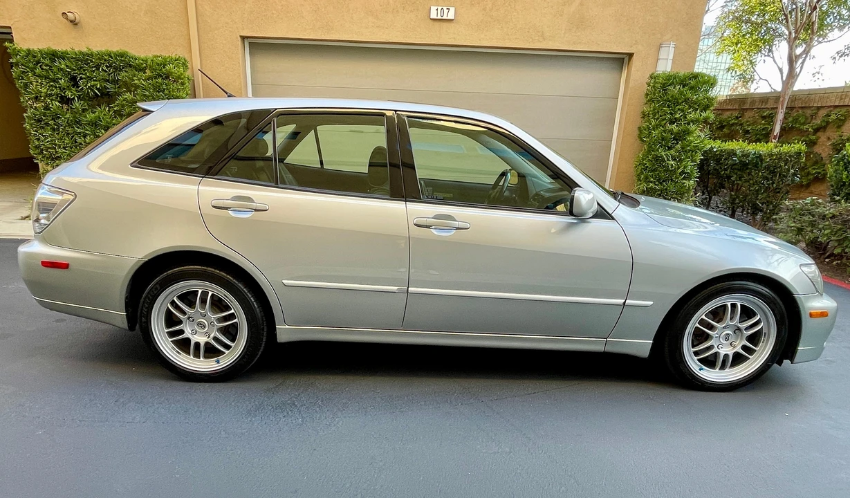 2002 Lexus IS 1st Gen - Image 25 of 31