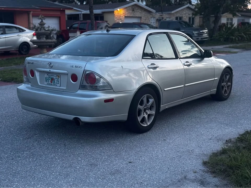 2002 Lexus IS 1st Gen - Image 9 of 13