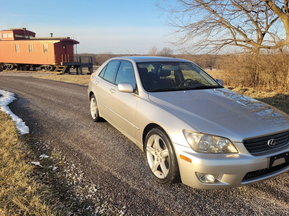 2002 Lexus IS 1st Gen - Image 17 of 31