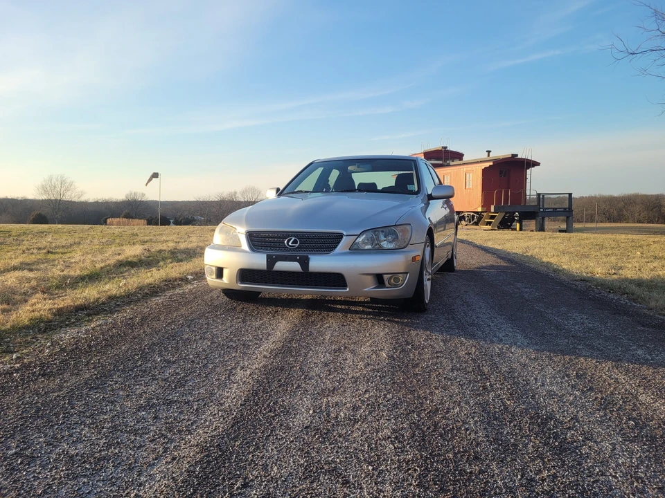 2002 Lexus IS 1st Gen - Image 11 of 31