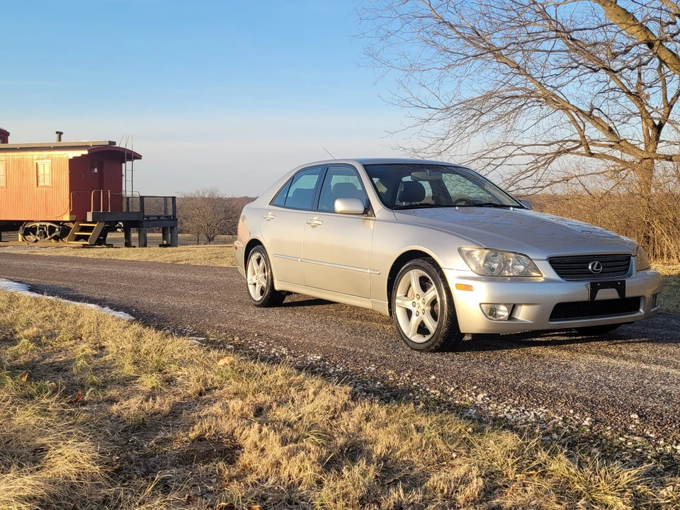 2002 Lexus IS 1st Gen - Image 15 of 31