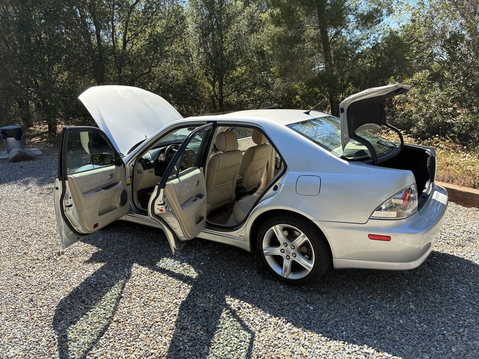 2002 Lexus IS 1st Gen - Image 23 of 31