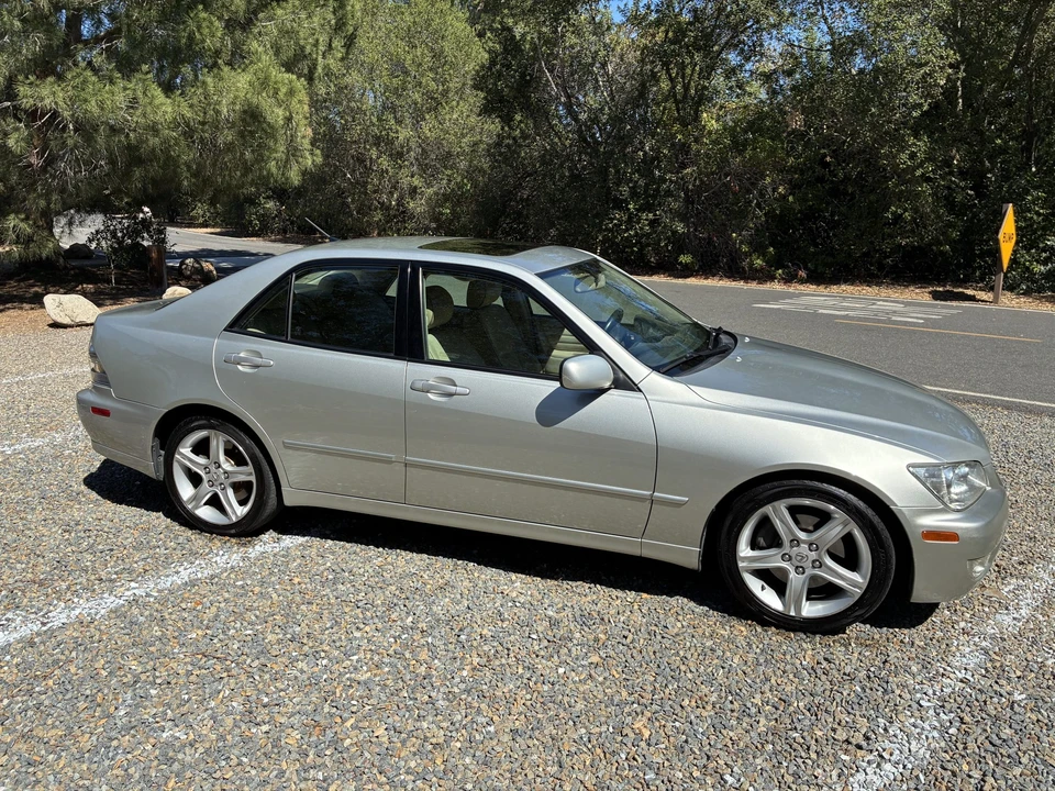 2002 Lexus IS 1st Gen - Image 15 of 31