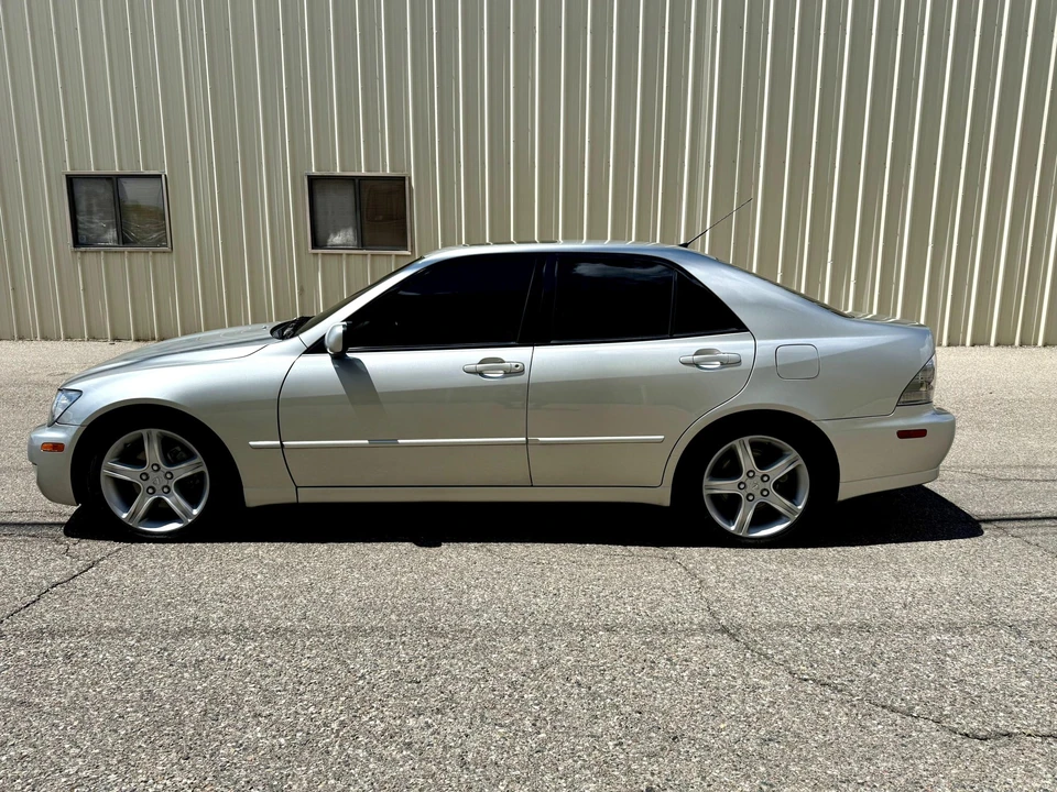 2002 Lexus IS 1st Gen - Image 16 of 31