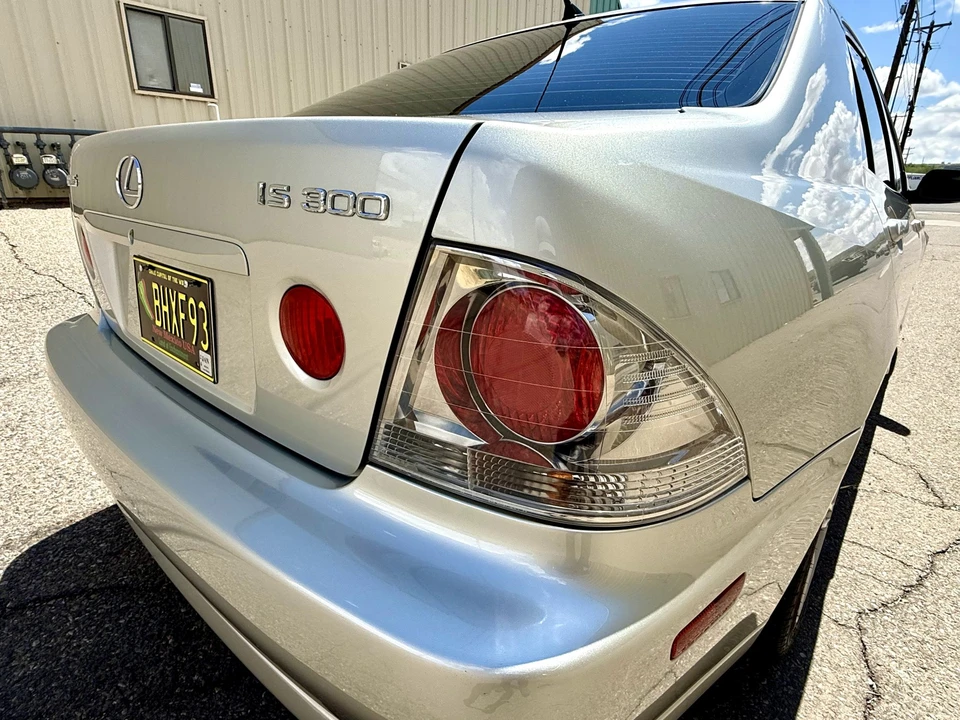 2002 Lexus IS 1st Gen - Image 26 of 31