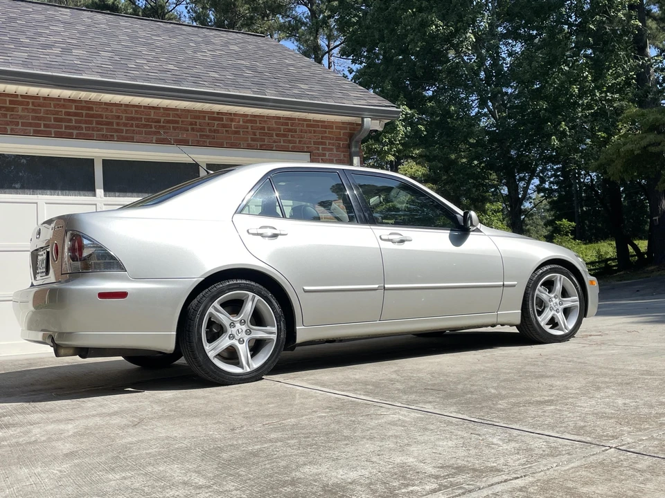 2002 Lexus IS 1st Gen - Image 17 of 31