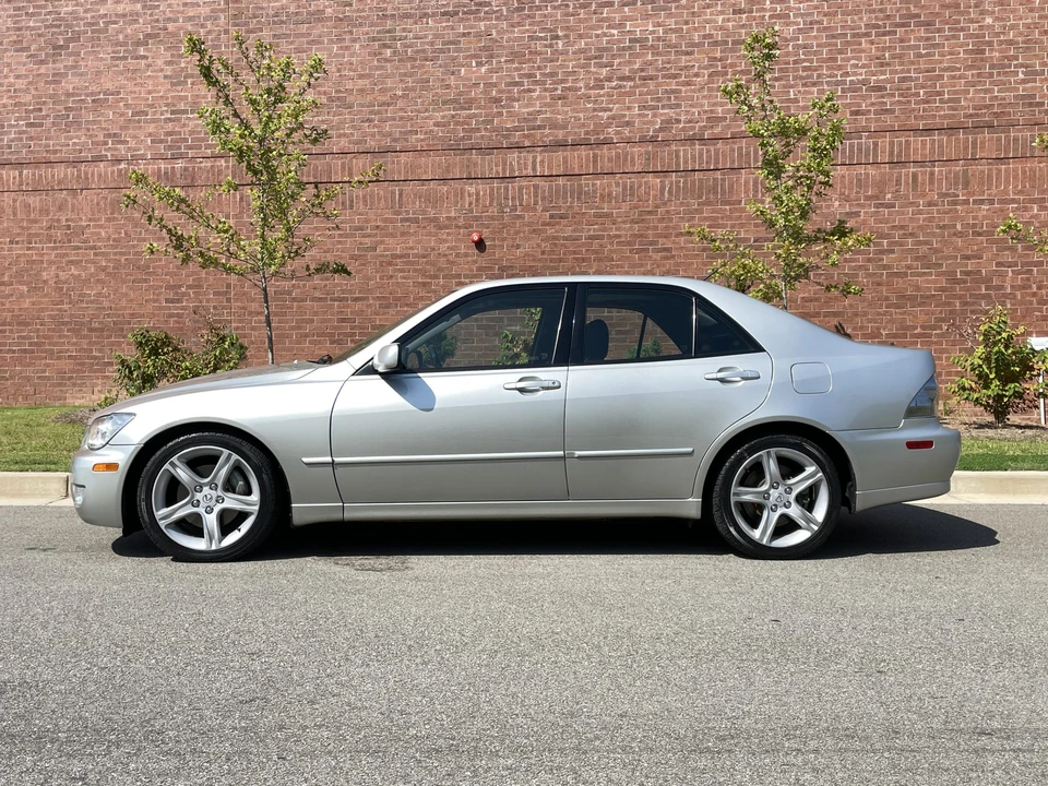 2002 Lexus IS 1st Gen - Image 16 of 31