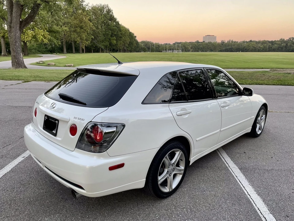 2002 Lexus IS 1st Gen - Image 18 of 31