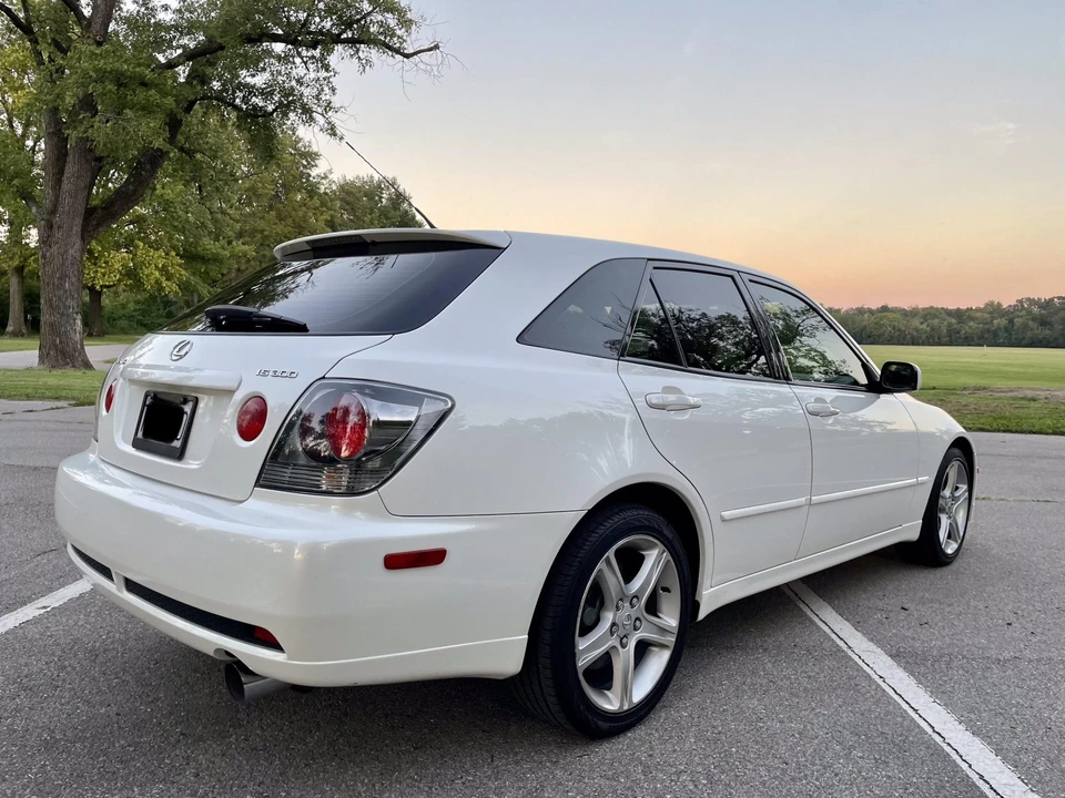 2002 Lexus IS 1st Gen - Image 19 of 31