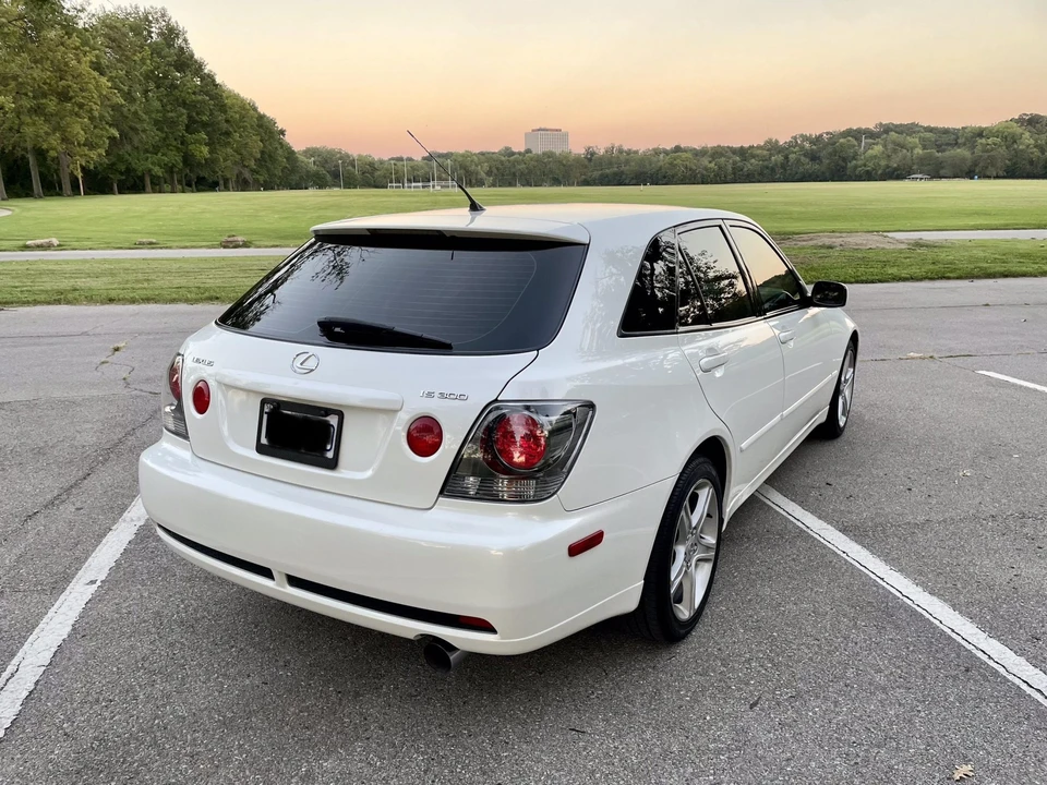 2002 Lexus IS 1st Gen - Image 16 of 31