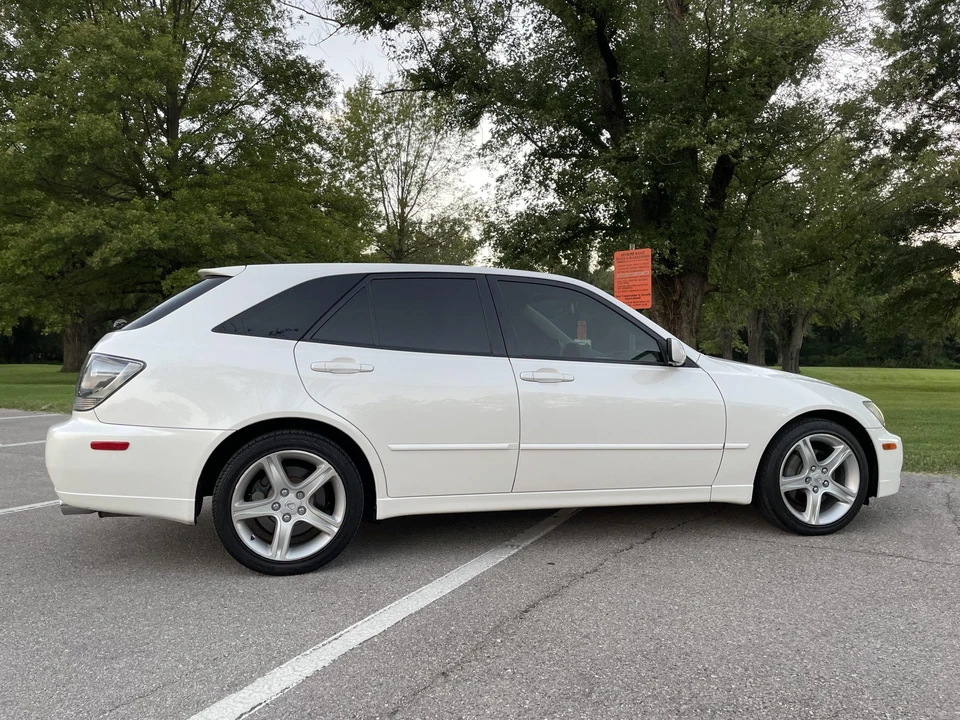 2002 Lexus IS 1st Gen - Image 23 of 31