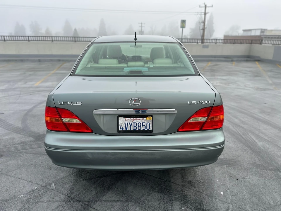 2002 Lexus LS 3rd Gen - Image 17 of 31