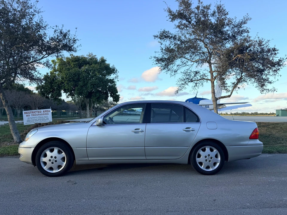 2002 Lexus LS 3rd Gen - Image 11 of 31