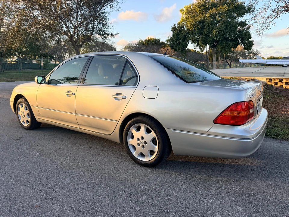 2002 Lexus LS 3rd Gen - Image 12 of 31