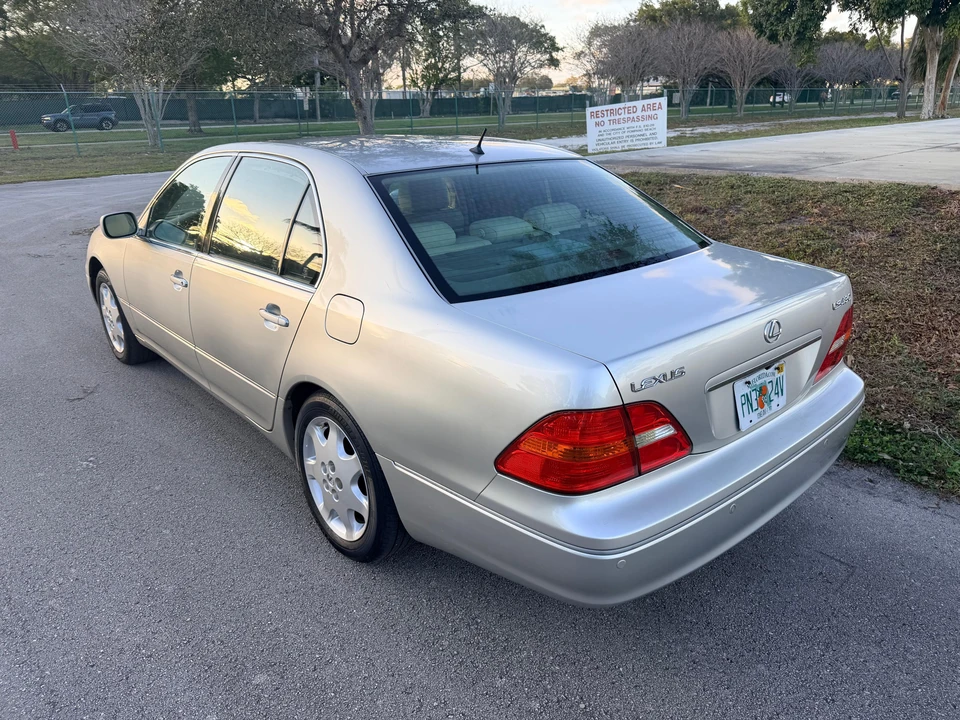 2002 Lexus LS 3rd Gen - Image 13 of 31