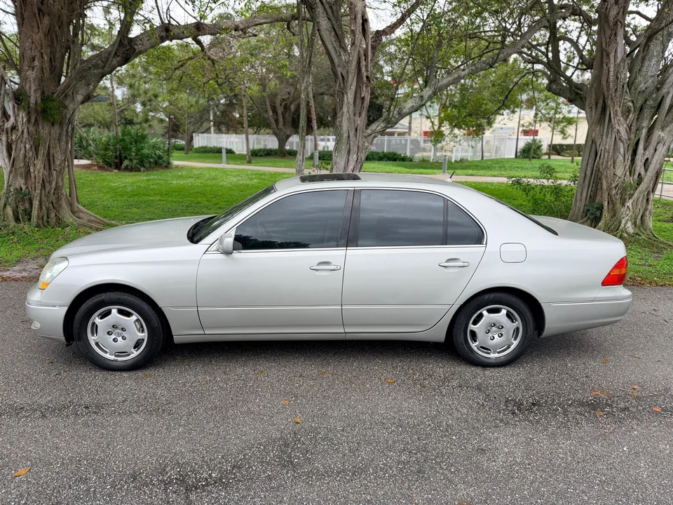 2002 Lexus LS 3rd Gen - Image 16 of 31