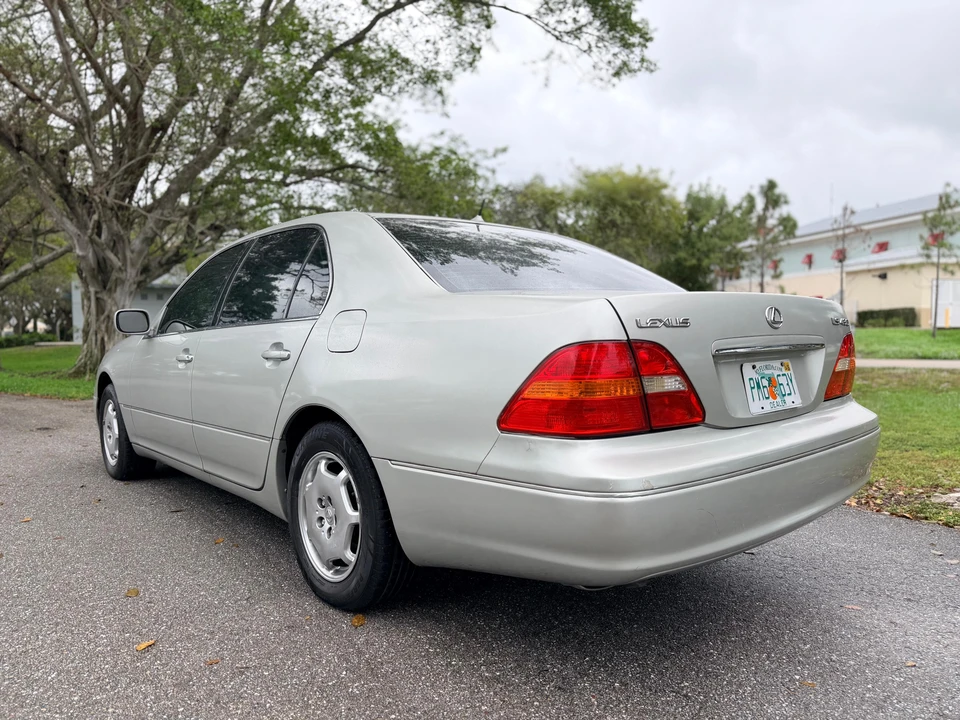 2002 Lexus LS 3rd Gen - Image 17 of 31