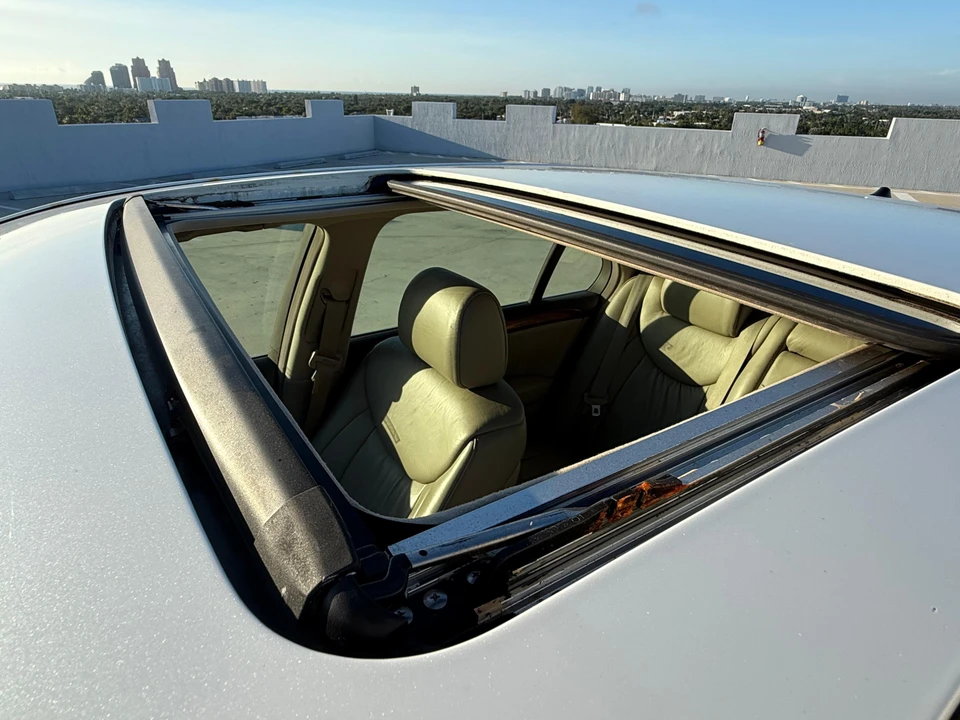 2002 Lexus LS 3rd Gen - Image 29 of 31