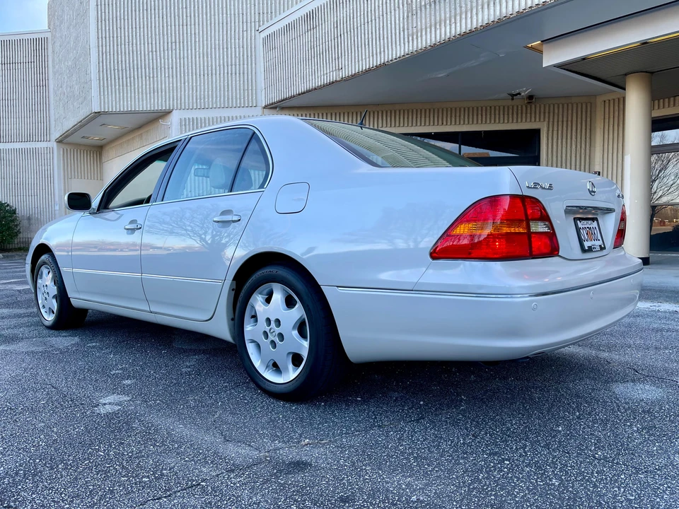 2002 Lexus LS 3rd Gen - Image 17 of 31