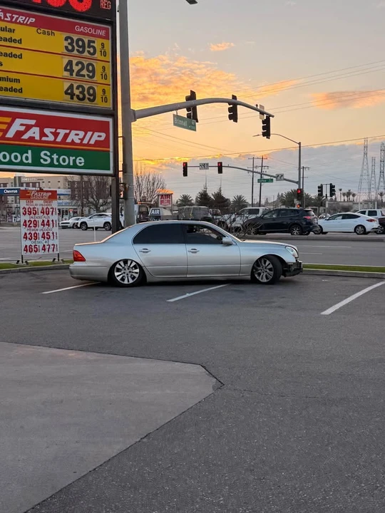 2002 Lexus LS 3rd Gen - Image 2 of 5