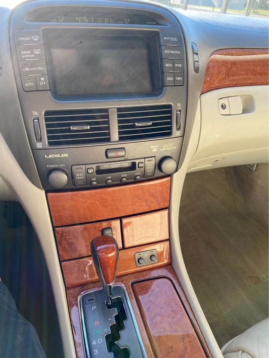 2002 Lexus LS 3rd Gen - Image 9 of 16