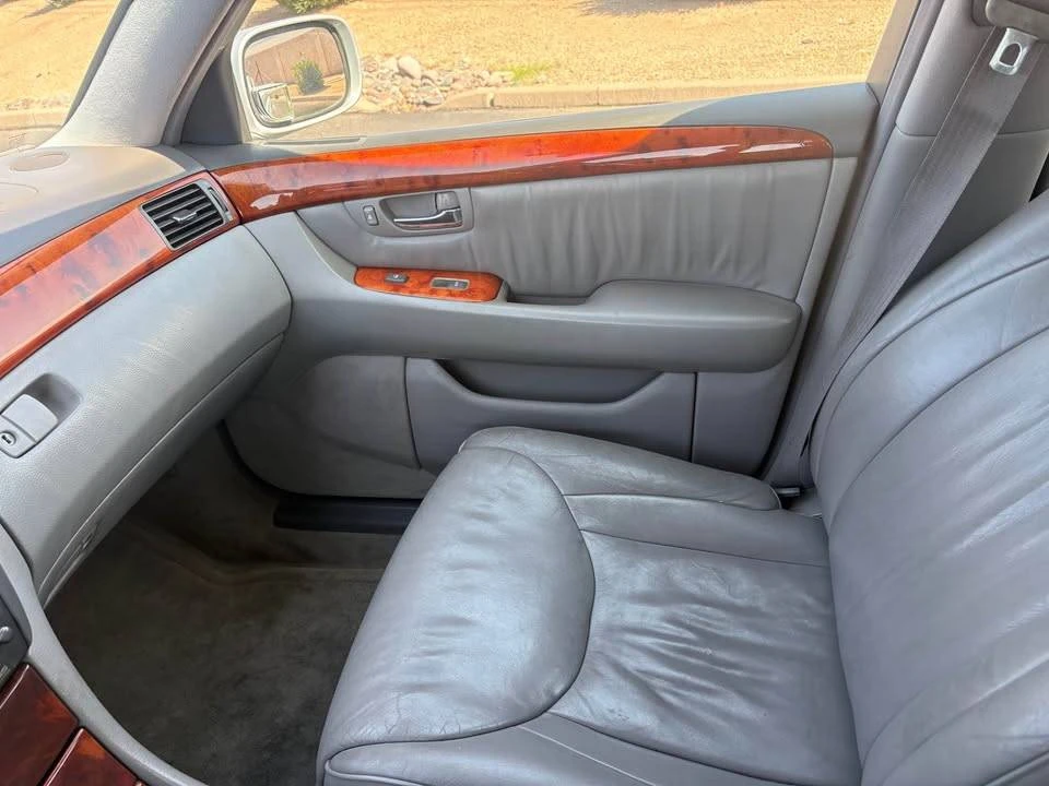 2002 Lexus LS 3rd Gen - Image 10 of 15