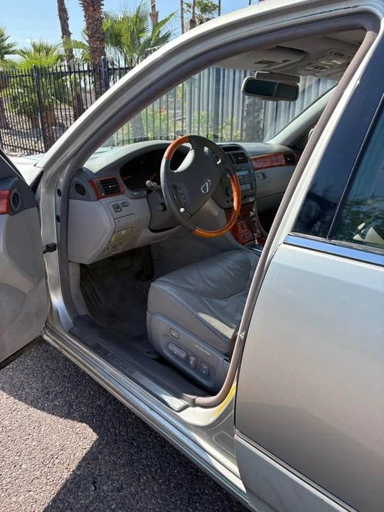 2002 Lexus LS 3rd Gen - Image 13 of 15