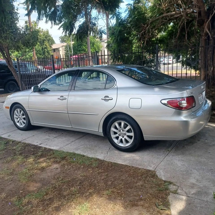 2002 Lexus LS 3rd Gen - Image 3 of 10
