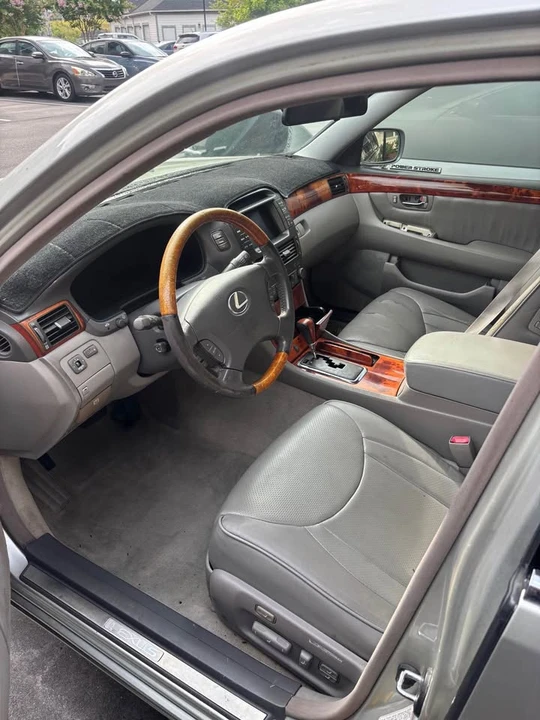 2002 Lexus LS 3rd Gen - Image 13 of 14