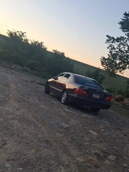 2002 Lexus LS 3rd Gen - Image 6 of 12