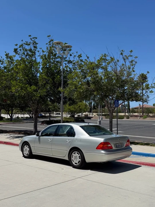 2002 Lexus LS 3rd Gen - Image 3 of 15