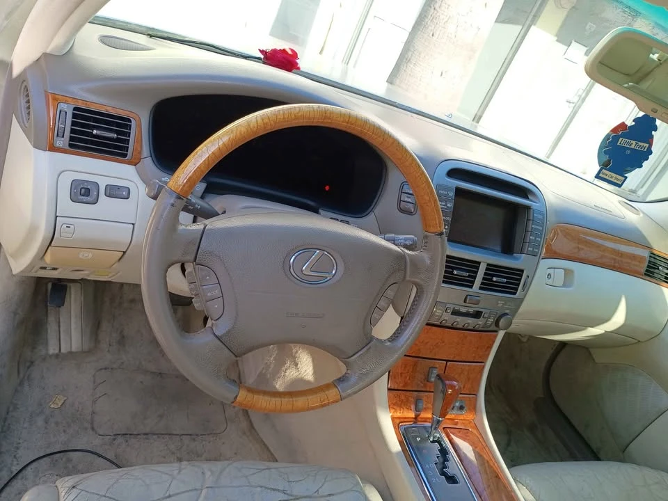 2002 Lexus LS 3rd Gen - Image 6 of 10