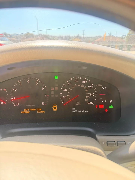 2002 Lexus LS 3rd Gen - Image 5 of 10