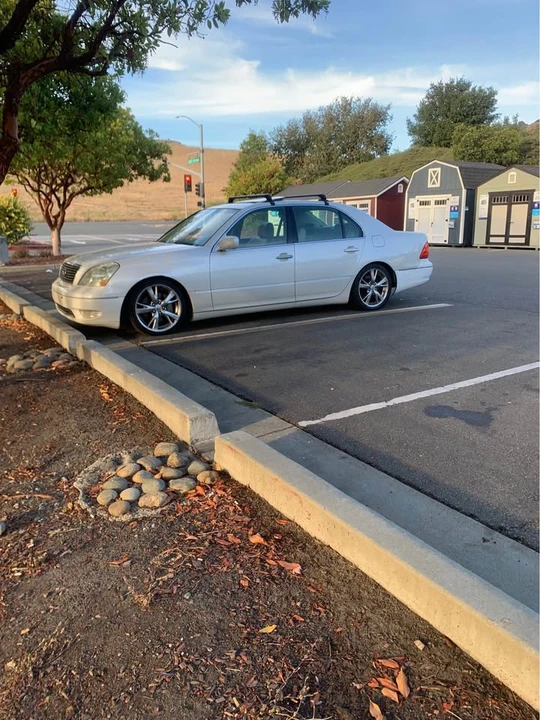 2002 Lexus LS 3rd Gen - Image 2 of 5