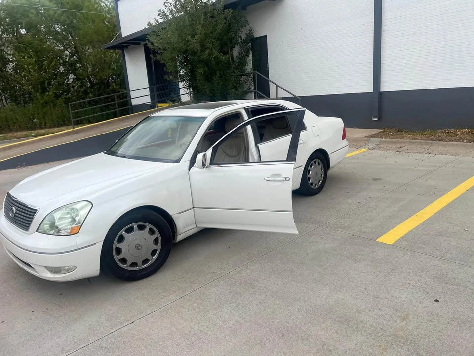 2002 Lexus LS 3rd Gen - Image 11 of 12