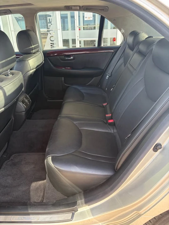 2002 Lexus LS 3rd Gen - Image 11 of 16