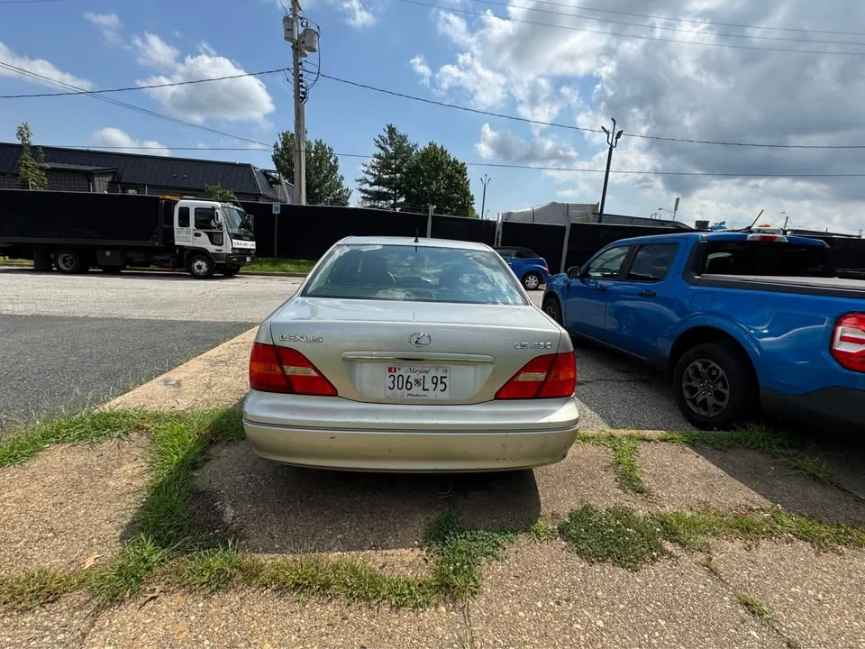 2002 Lexus LS 3rd Gen - Image 3 of 10