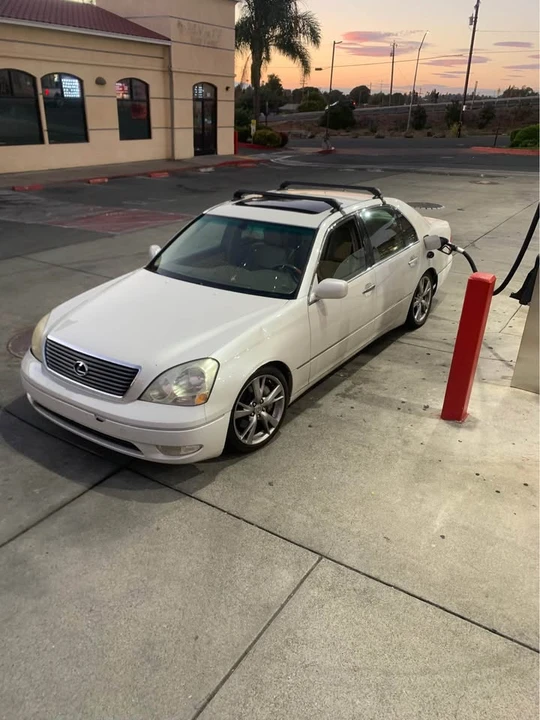 2002 Lexus LS 3rd Gen - Image 2 of 10