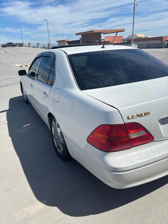 2002 Lexus LS 3rd Gen - Image 6 of 12