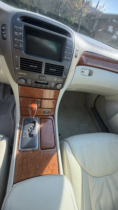 2002 Lexus LS 3rd Gen - Image 16 of 31
