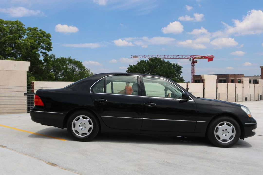 2002 Lexus LS 3rd Gen - Image 25 of 31
